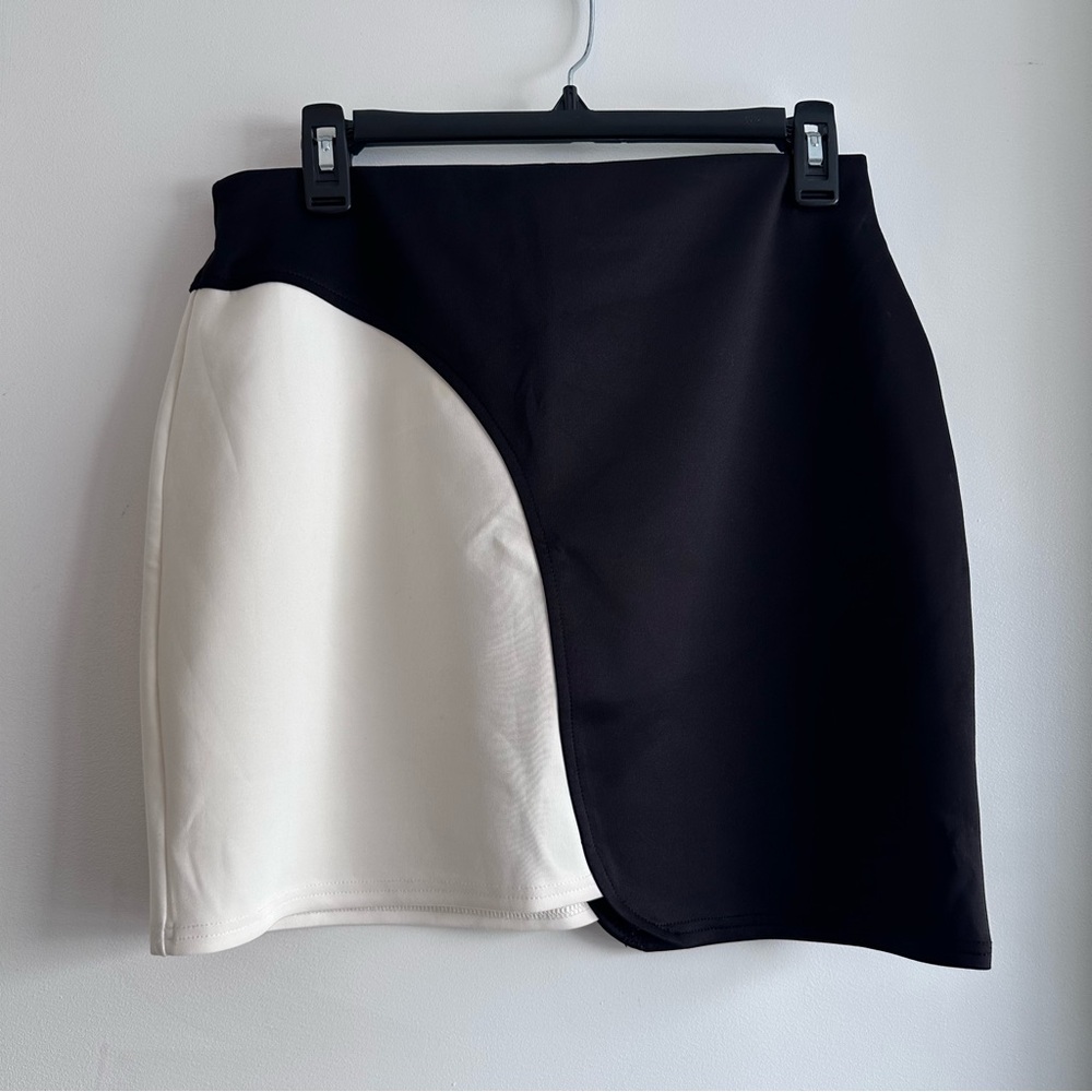 Silence & Noise black and white mini skirt size L but fits M